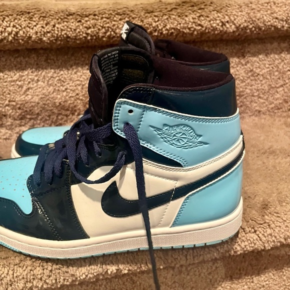 Like NEW Nike Air Jordan Retro size 9. A beautiful sneaker on & off the court🏀🏀 - Picture 9 of 13